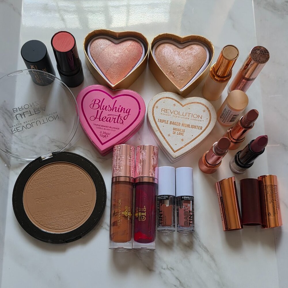 Revolution Beauty Lot (Blush-Bronzer-Lipstick-Lip Gloss-Concealer)